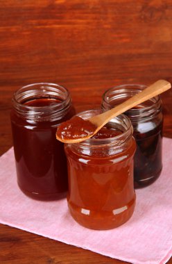 ahşap zemin üzerinde bankalarda lezzetli reçel