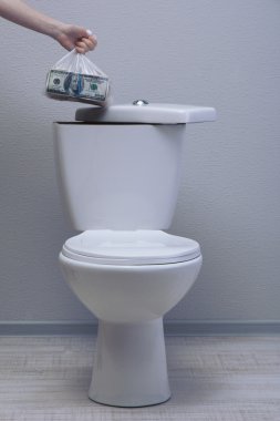 bir banyo tuvalet tankı para el gizler