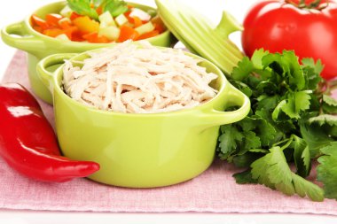 yakın çekim yeşil Pan shredded haşlanmış tavuk