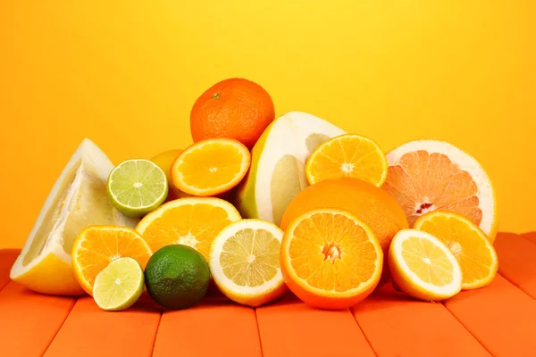 很多成熟柑桔橙色背景上的木桌上 — 图库照片