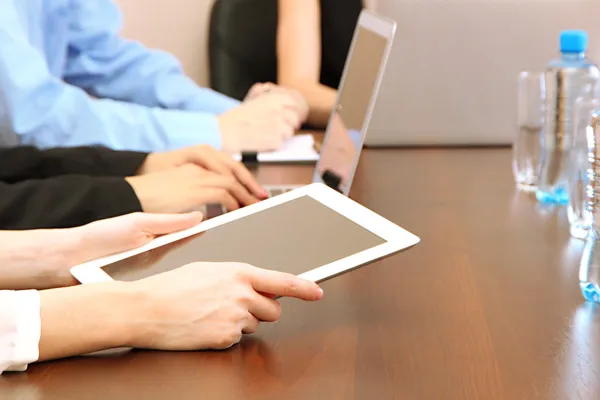 Жіночі руки з цифровим планшетом на офісному фоні . — стокове фото