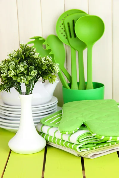 Ajustes de cocina: utensilios, agarraderas, toallas y más en la mesa de madera —  Fotos de Stock