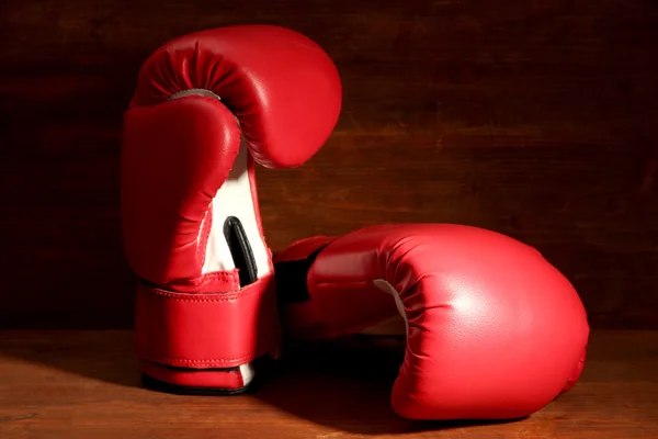 Guantes de boxeo sobre fondo de madera — Foto de Stock