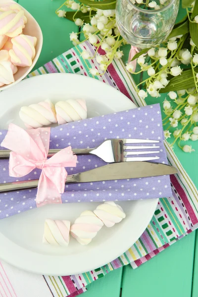 Ustawienie stołu w odcieniach fioletu i bieli na drewniane tła kolor — Zdjęcie stockowe