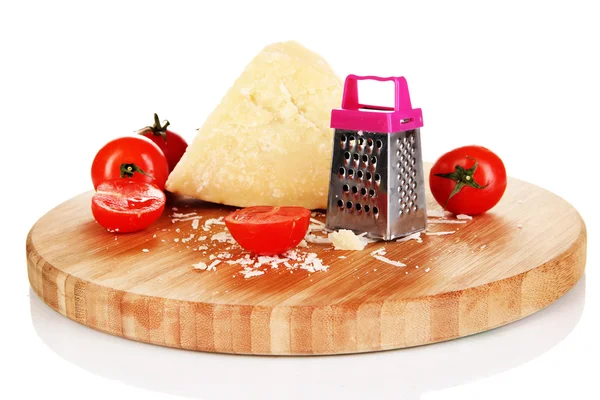 Parmesan peyniri üzerine ahşap tahta üzerinde beyaz izole parçası — Stok fotoğraf