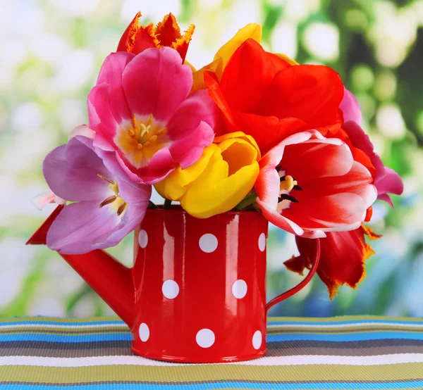 Schöne Tulpen in Strauß auf Tisch auf hellem Hintergrund — Stockfoto