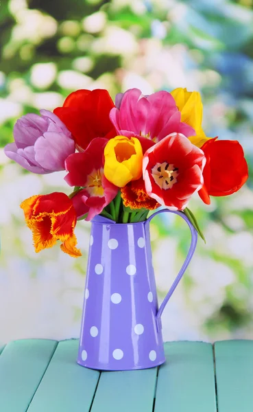 Belas tulipas em buquê na mesa em fundo brilhante — Fotografia de Stock