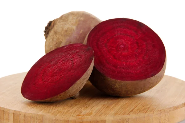 Sliced beetroot on board isolated on white — Zdjęcie stockowe