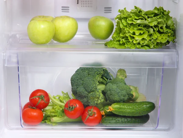 Открытый холодильник с вегетарианской (диетической) пищей — стоковое фото