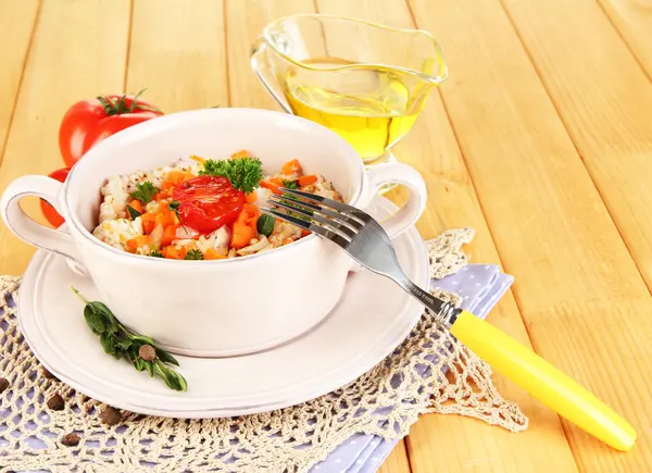 Köstlicher Reis mit Gemüse und Kräutern im Topf auf Holztisch in Großaufnahme — Stockfoto