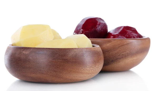 Verduras peladas en cuencos de madera aisladas en blanco — Foto de Stock