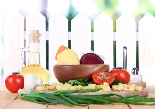 Composizione di verdure sul piatto vicino alla recinzione — Foto Stock