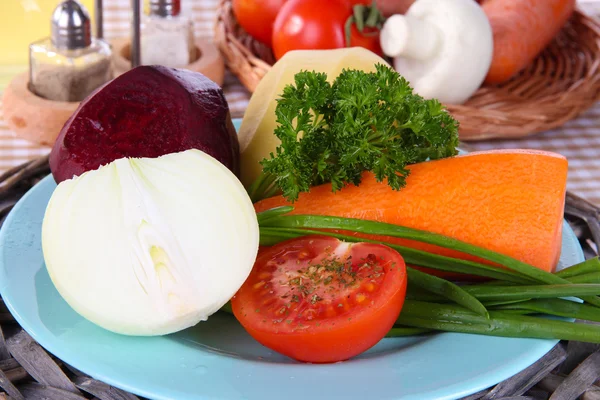 Peeled vegetables on plate on napkin close-up — Stock Photo, Image