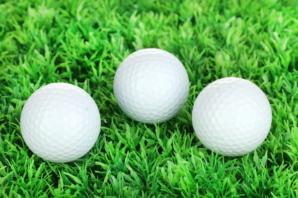 Golfbälle auf Gras aus nächster Nähe — Stockfoto