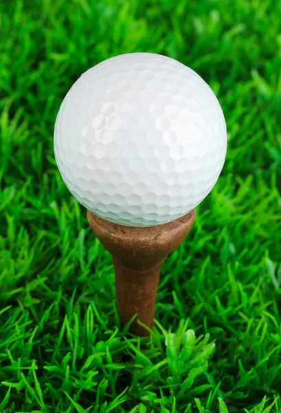 Golfboll på gräs på nära håll — Stockfoto