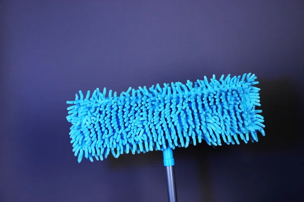 Blå moppar för golv på ljus bakgrund — Stockfoto