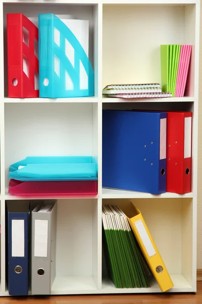 Weiße Büroregale mit verschiedenen Schreibwaren, Nahaufnahme — Stockfoto