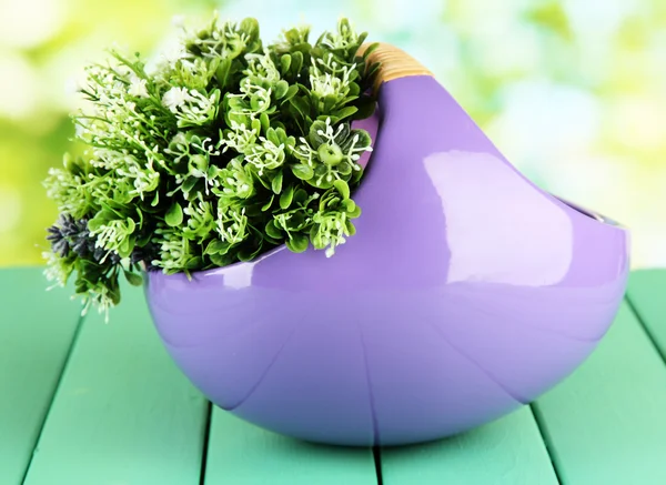 Pot ile doğa zemin üzerine ahşap bir masaya çiçek — Stok fotoğraf