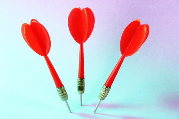 Дартс на синем фоне
