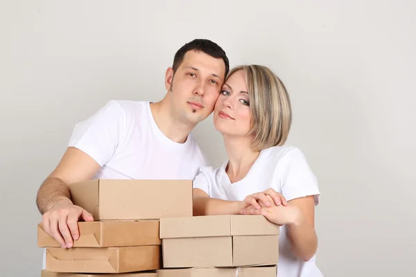 Jong stel verhuist in nieuw huis — Stockfoto