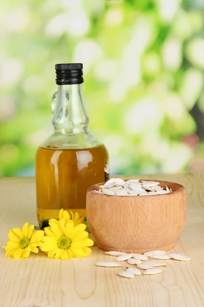 Olio di semi di zucca utile su tavolo di legno su sfondo naturale — Foto Stock