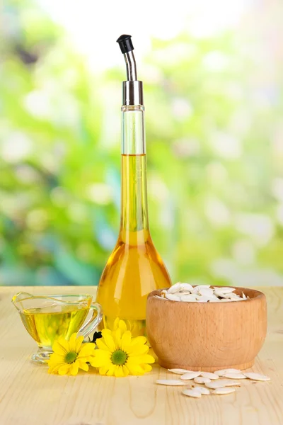 Nuttige pompoenpitten olieverf op houten tafel op natuurlijke achtergrond — Stockfoto