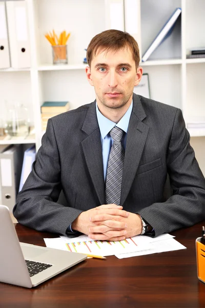 Ung affärsman i office på sin arbetsplats — Stockfoto