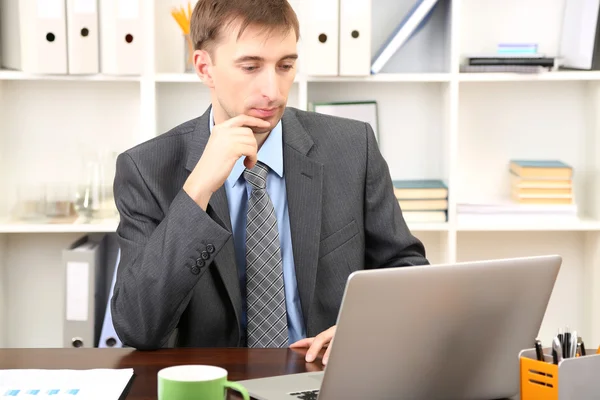 Jonge zakenman tijdens lunchpauze in office — Stockfoto