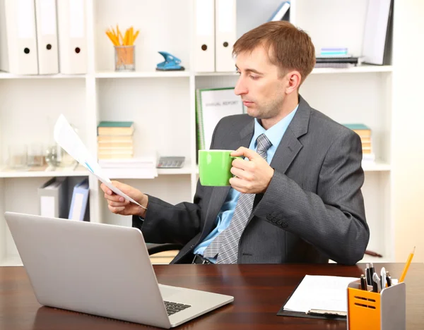 Jeune homme d'affaires à la pause déjeuner au bureau — Photo