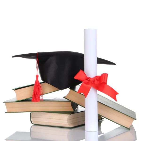 Cappello laureato con diploma e libri isolati su bianco — Foto Stock
