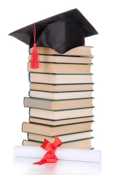 Grad klobouk s diplomem a knihy izolovaných na bílém — Stock fotografie