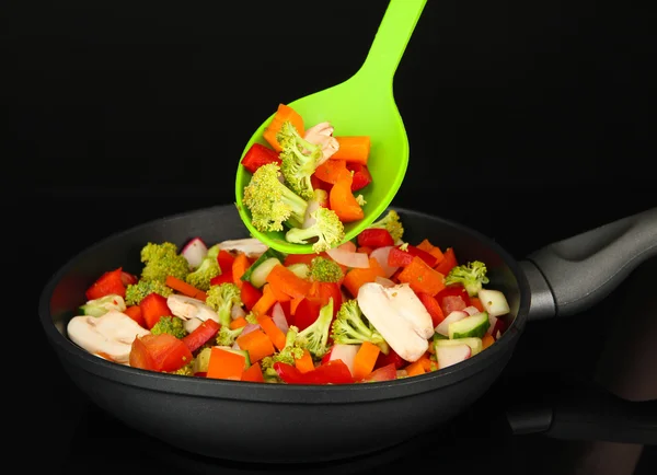 Ragoût de légumes dans une casserole, isolé sur noir — Photo