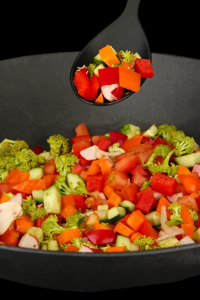Ragoût de légumes dans le wok, isolé sur noir — Photo