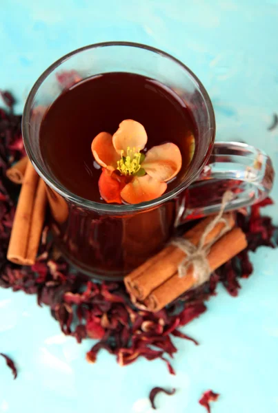 Травяной чай в стеклянной чашке, на фоне цвета дерева — стоковое фото