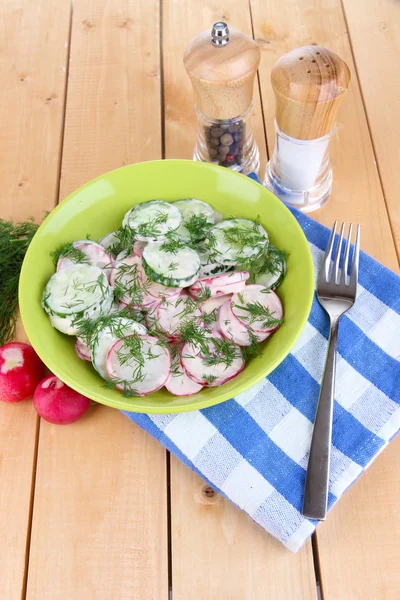 Vitamin vegetable salad in bowl on wooden table close-up — Stock Photo, Image