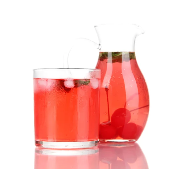 Cherry drink i kannan och glas isolerade på whit — Stockfoto