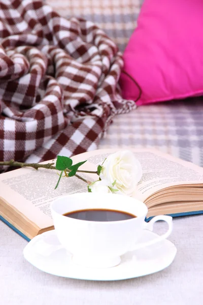 Composition avec tasse de boisson, livre et fleurs sur le fond intérieur de la maison — Photo