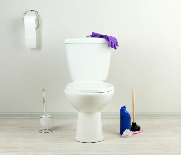 Tigela de toalete branco e garrafa mais limpa em um banheiro — Fotografia de Stock