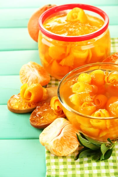 Engarrafamento de laranja com raspas e tangerinas em mesa de madeira em mesa de madeira — Fotografia de Stock