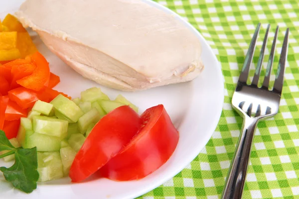 Gekochte Hühnerbrust auf Teller mit Gemüse aus nächster Nähe — Stockfoto