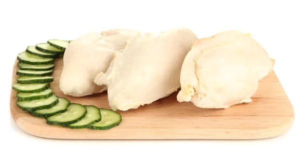 Petto di pollo bollito su tagliere di legno isolato su bianco — Foto Stock