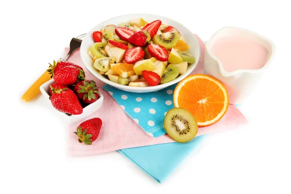 Salade de fruits utiles de fruits frais et de baies dans un bol isolé sur blanc — Photo