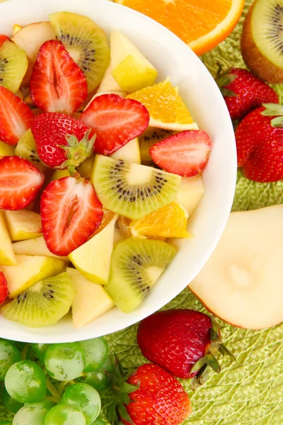 Salade de fruits utiles de fruits frais et de baies dans un bol close-up — Photo