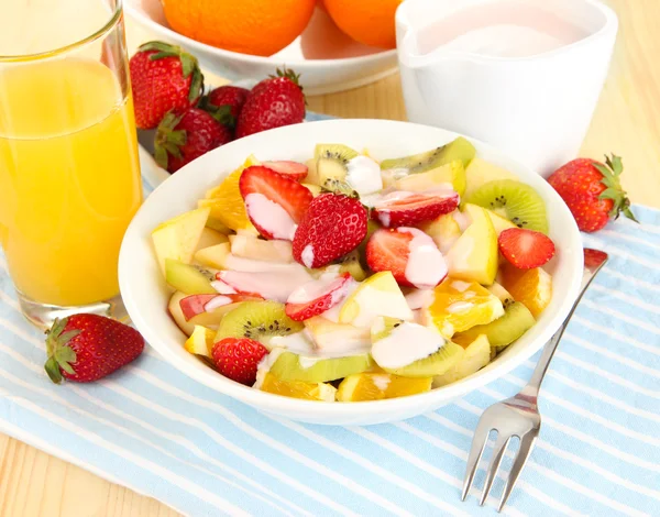 有用的水果沙拉的新鲜水果和浆果在碗上餐巾上木表特写 — 图库照片