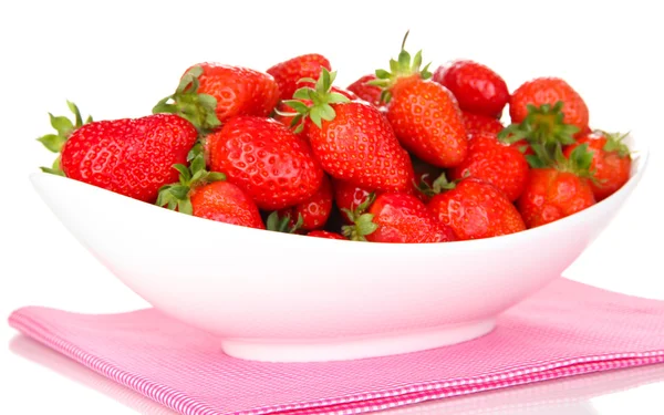 흰색 절연 그릇에 신선한 딸기 — 스톡 사진
