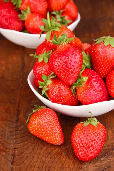 Fresh strawberry in bowl on wooden background — Stock Photo, Image