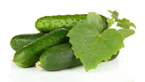 Smakelijke groene komkommers, geïsoleerd op wit — Stockfoto