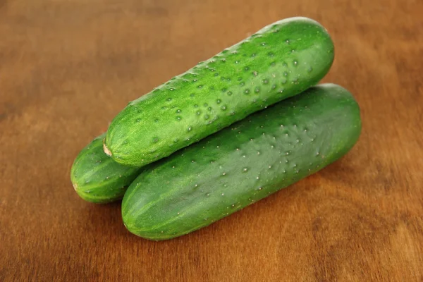 Schmackhafte grüne Gurken auf hölzernem Hintergrund — Stockfoto