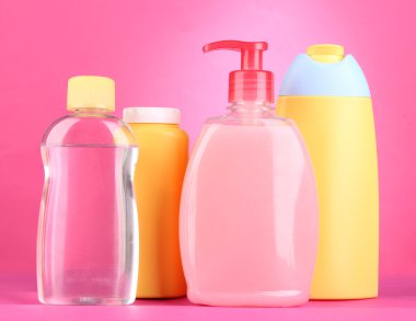 pembe bir arka plan üzerinde bebek kozmetik