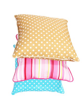 Üç yastık üzerinde beyaz izole